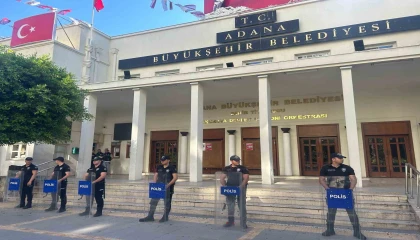 Adana Büyükşehir Belediye Başkanı Karalar gözaltına alındı, belediyede arama başlatıldı