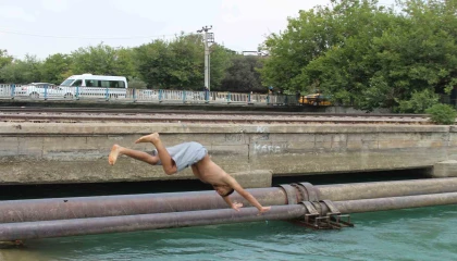 Adana yanıyor, sulama kanalları doluyor