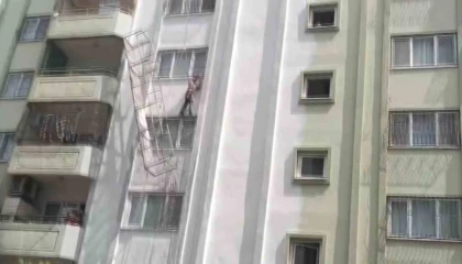 Adanada iskelenin halatı koptu, işçi ölümden döndü