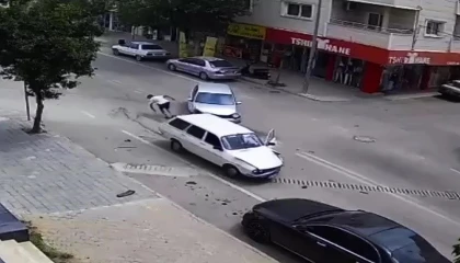 Adanada sürücü kaza sırasında açılan kapıdan inip koşarak uzaklaştı