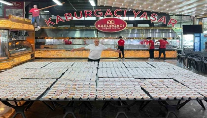 Adanalı kebapçı, yüzlerce aşure dağıttı