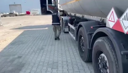 Akaryakıt tankerinden binlerce paket kaçak sigara çıktı
