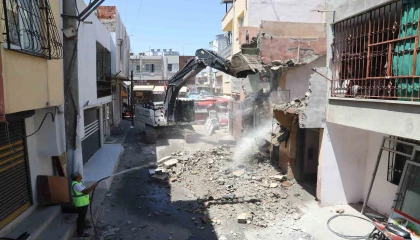 Akdenizde metruk yapılar tek tek yıkılıyor