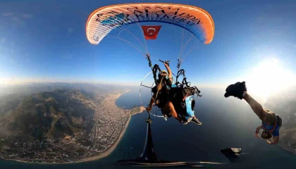 Alanya semalarında 1600 metrede Türk bayrağı dalgalandırıldı