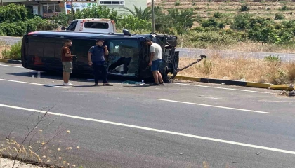 Alanyada karşı şeride geçen hafif ticari araç ticari taksiyle çarpıştı: 1 yaralı
