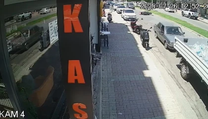 Aniden yola çıkan otomobile çarpan motosikletli yaralandı