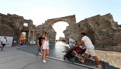 Antalya tüm zamanların günlük turist rekorunu kırdı