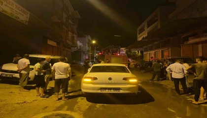 Antalyada 4 katlı binada çıkan yangında 3 kişi dumandan etkilendi