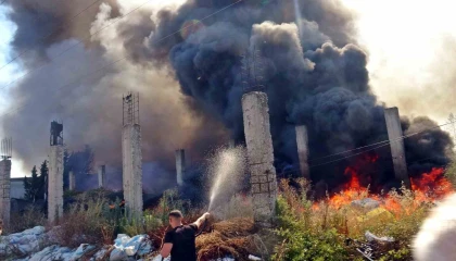 Antalyada bir ev ve depo alevlerin arasında kaldı