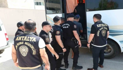 Antalyada eş zamanlı operasyonda 92 aranan şahıs yakalandı