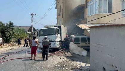 Antalyada freni boşalan çöp kamyonu 2 aracı ezdi