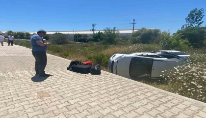 Antalyada hafif ticari araç şarampole yuvarlandı: 1 yaralı