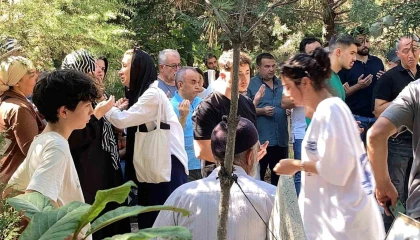 Antalyada kaldırımda yürürken otomobilin çarptığı üniversiteli genç Burdurda toprağa verildi