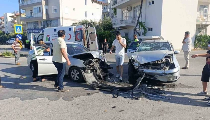 Antalyada kavşakta otomobiller çarpıştı: 3 yaralı