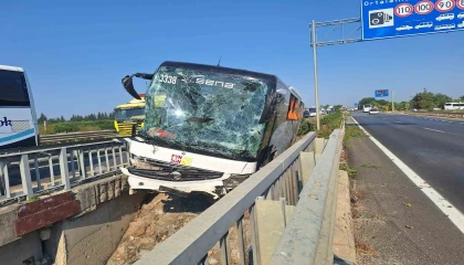 Antalyada kaza yapan tur otobüsü, köprüden düşmek üzereyken durabildi