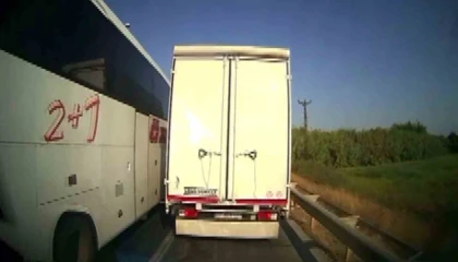 Antalyada kural tanımayan sürücüler ambulansa geçit vermedi