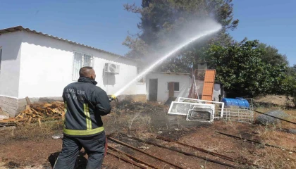 Antalyada kuruyan otlar tutuştu, çıkan yangın 2 eve sıçramadan söndürüldü