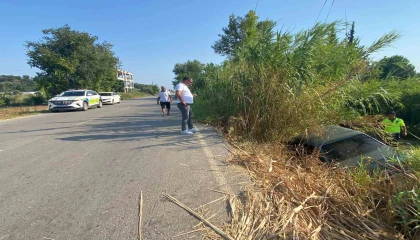 Antalyada otomobil şarampole uçtu: Anne ve kızı yaralandı