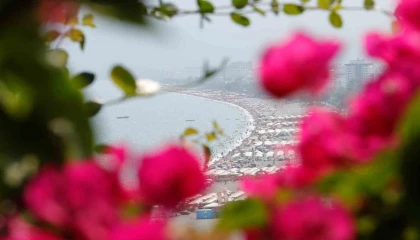 Antalyada sıcaktan bunalanlar sahile akın etti