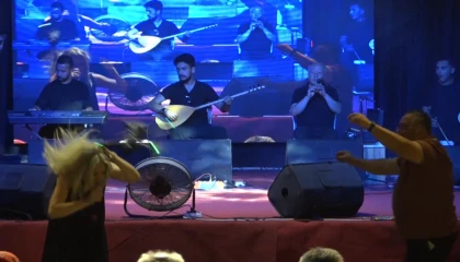 Antalyadaki festivalde sahnede ilginç an: Dron sanatçının kafasına çarptı