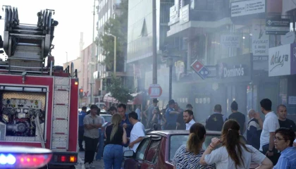 Apartman boşluğundaki çöp yangını restoranı dumana boğdu