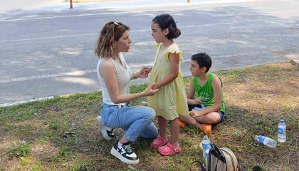 Arabasını kenara çekerek babaları için ağlayan çocukları sakinleştirdi