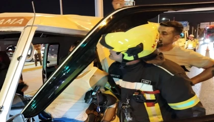 Araçta sıkışan sürücüyü itfaiye kurtardı