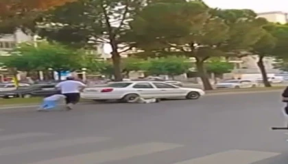 Babalarıyla yolun karşısına geçen çocuklara otomobil çarptı: O anlar kamerada