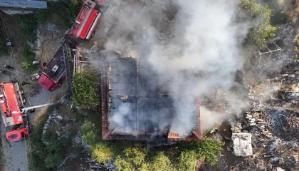 Banyo sobasından çıkan yangın evi küle çevirdi