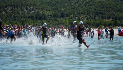 Beyaz kumları ve mavi sularıyla Salda Lake Triatlon nefes kesti