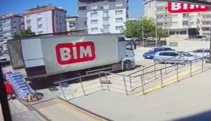 BİMde feci kaza: Market personeli taşıdığı yükle kamyon arasında sıkıştı