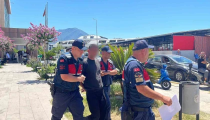 Birlikte yaşadığı eski eşini bıçakla yaraladı