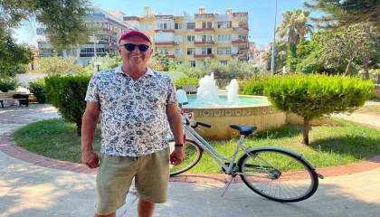 Bisikletiyle şarkı söyleyerek gittiği sahilde hırsızların kurbanı olmuştu, gelen hediyeyle tekrar şarkı söylemeye başladı