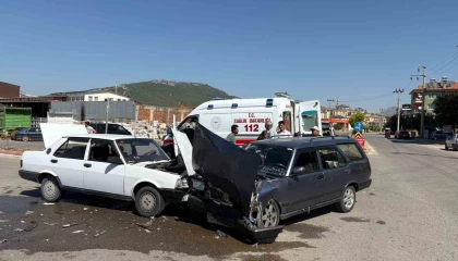 Bucakta Tofaş otomobiller çarpıştı: 5 yaralı