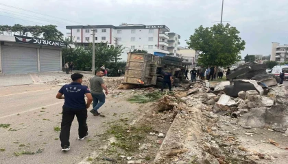 Bulvarda refüje çarpan kamyon devrildi, sürücü yaralandı