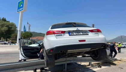 Burdur-Antalya Karayolunda iki otomobil çarpıştı: 2si çocuk 5 yaralı