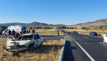 Burdur-Fethiye yolunda 2 otomobil çarpıştı: 2 yaralı