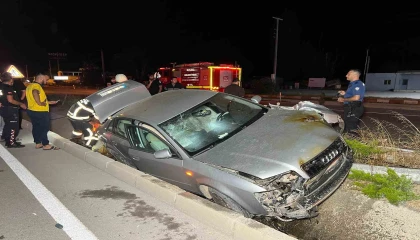 Burdurda aydınlatma direğine çarpan otomobil alev aldı: 2 yaralı