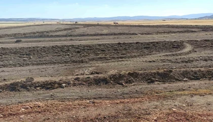 Burdurda çıkan arazi yangını köylülerin imece usulü çalışmasıyla söndürüldü
