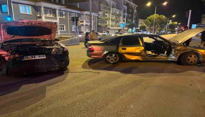 Burdurda iki otomobil çarpıştı: 2 yaralı
