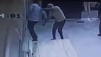 Cami müezzini bıçaklandı: O anlar kamerada