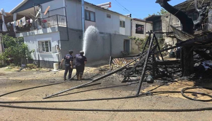 Çardak yangını mahalleliyi korkuttu