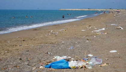 Çardaklardan arındırılıp özgürleştirilen Kumköy sahili şimdi de çöplerle boğuşuyor