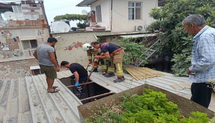 Demir saçın çökmesiyle çatıdan düşen kadın yaralandı