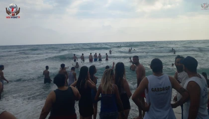 Denize giren yabancı uyruklu şahsın boğulma tehlikesi yaşadığı anlar kamerada