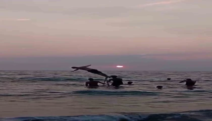 Denizin ortasına merdiven kurup, üzerinden atlayarak eğlendiler