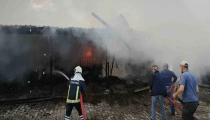 Depoda çıkan yangın itfaiye ve köylüler tarafından söndürüldü