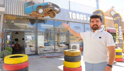 Depremde yarısı enkazda kalan otomobilin geriye kalan kısmını dükkanına astı