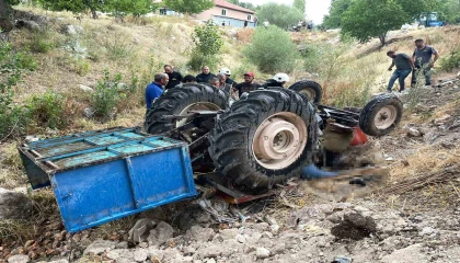 Dereye taş dökerken devrilen traktörün altında kaldı, cansız bedeni 1 saat sonra bulundu
