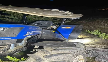 Devrilen traktörün altında kalan sürücü öldü